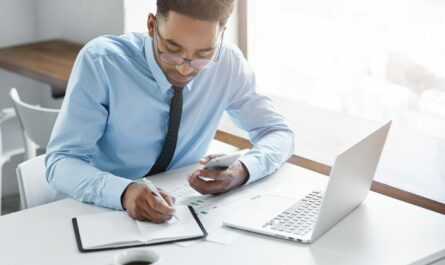 Entrepreneur préparant un dossier de prêt immobilier