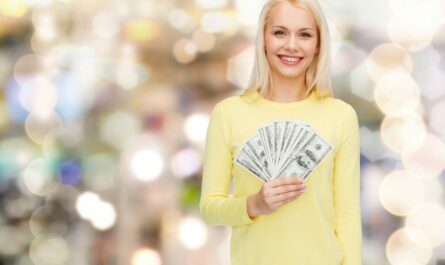 Femme tenant des billets de banque