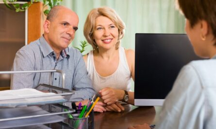 Retraités faisant une demande de prêt immobilier