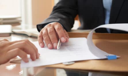 hommes signant contrat