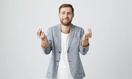 Homme ayant une assurance emprunteur