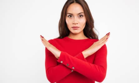 portrait de femme faisant stop