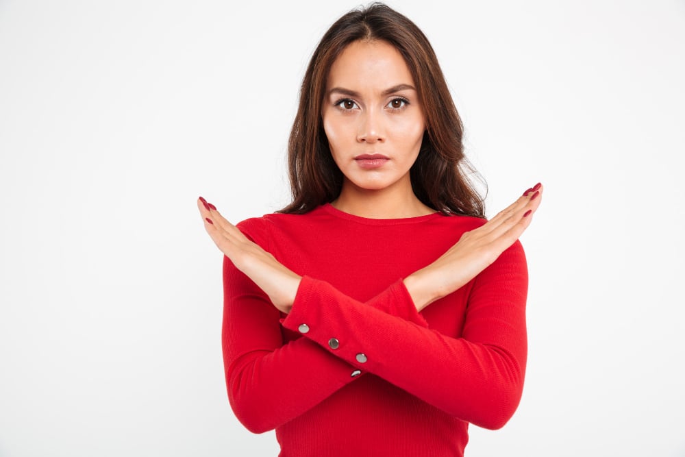 portrait de femme faisant stop