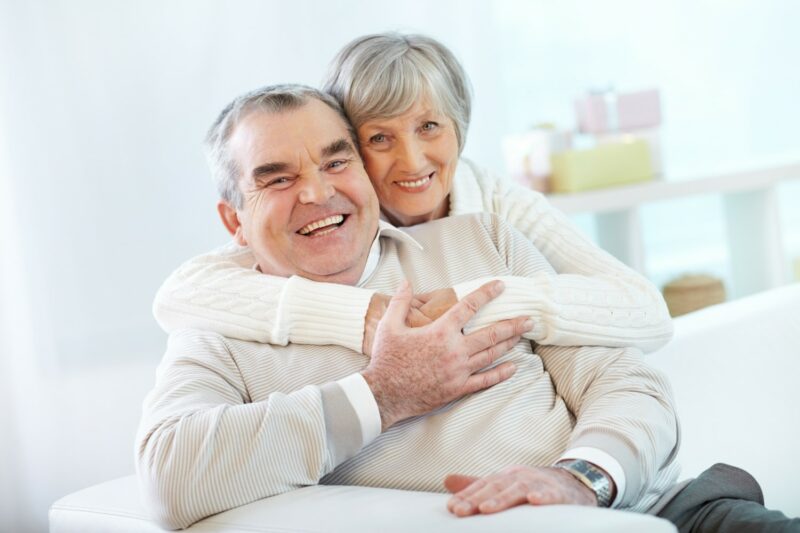 couple de senior souriant et enlacé