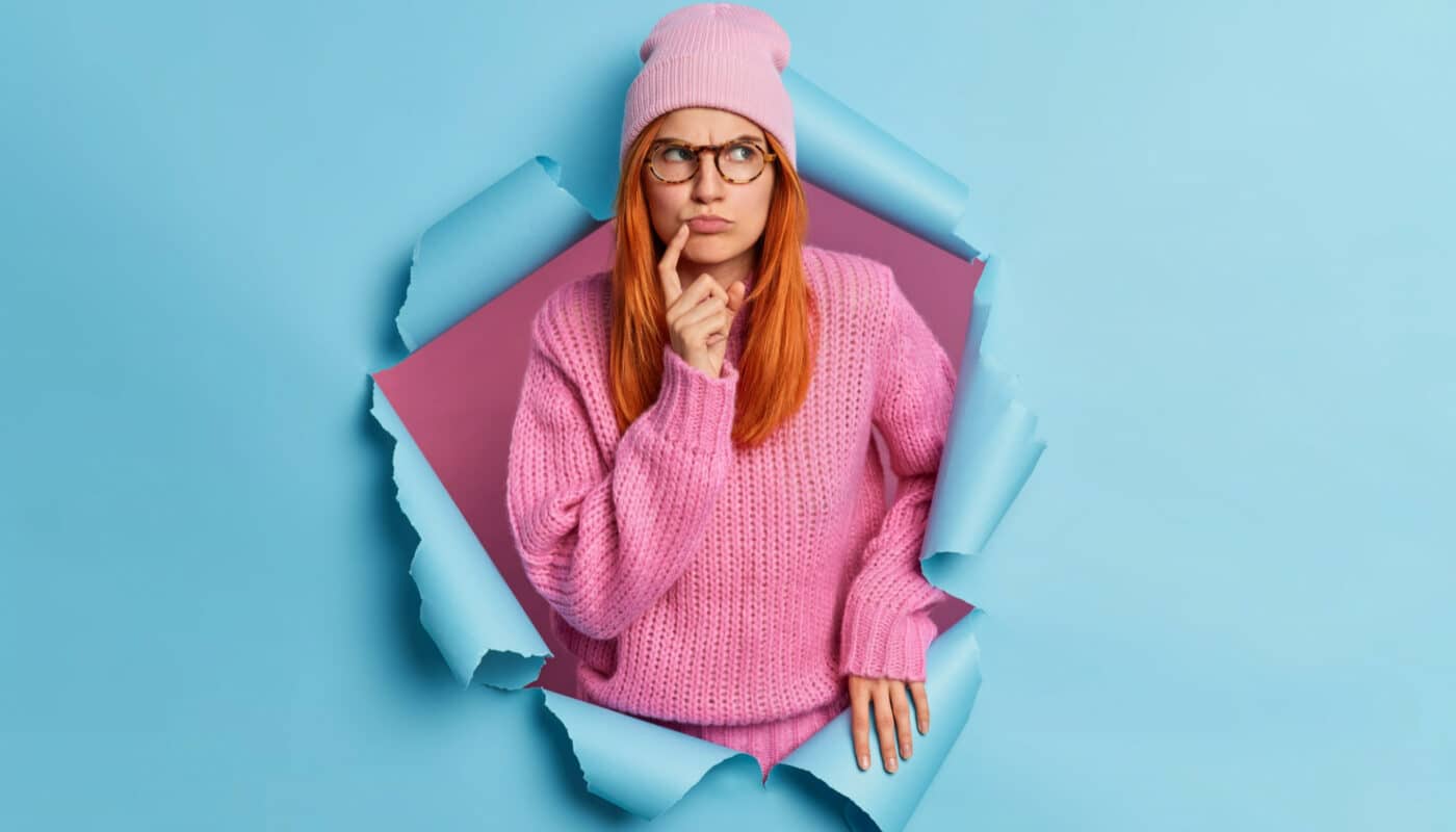 Femme en rose sur fond bleu