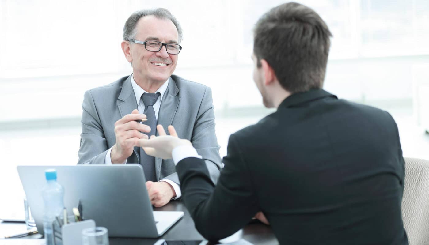 deux hommes qui négocie un rachat de crédit