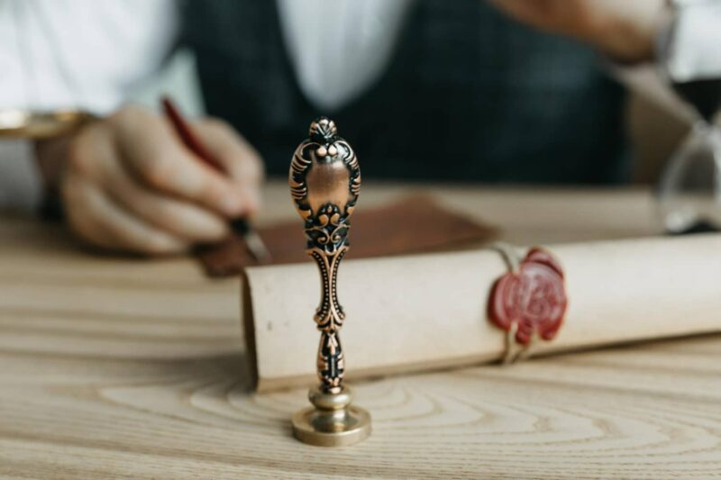 tampon de notaire sur un bureau