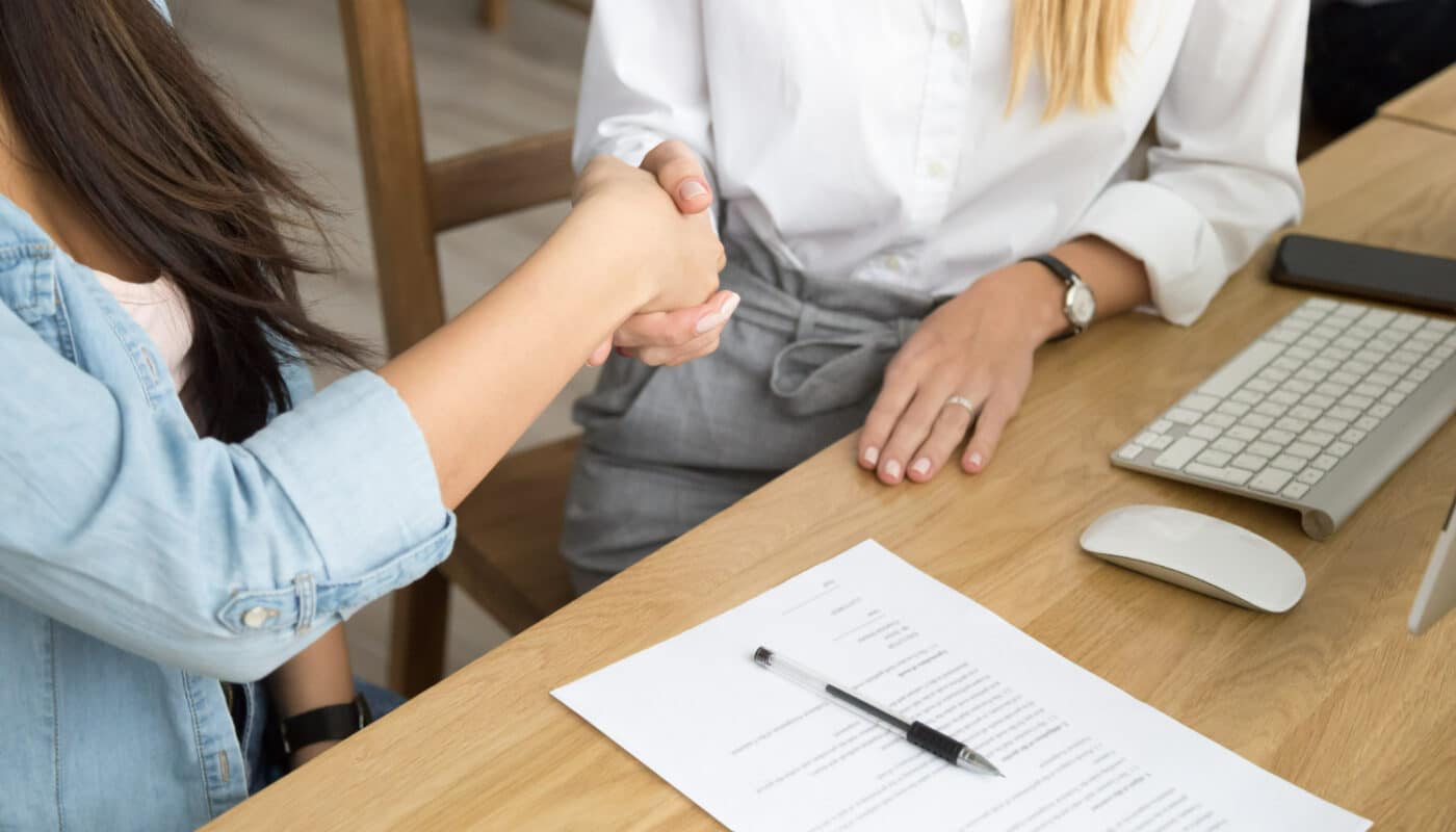 poignée de main entre deux femmes