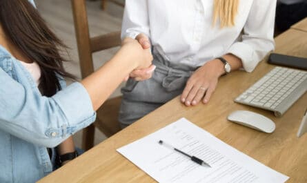 poignée de main entre deux femmes