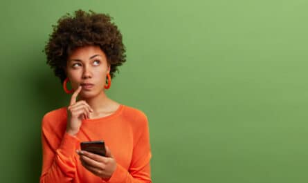 femme qui doute avec son téléphone portable