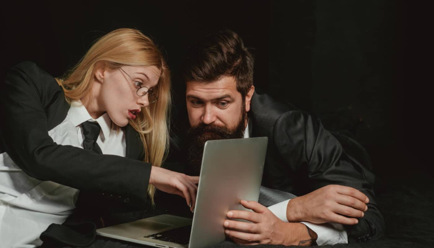 femme et homme qui regarde une ordinateur