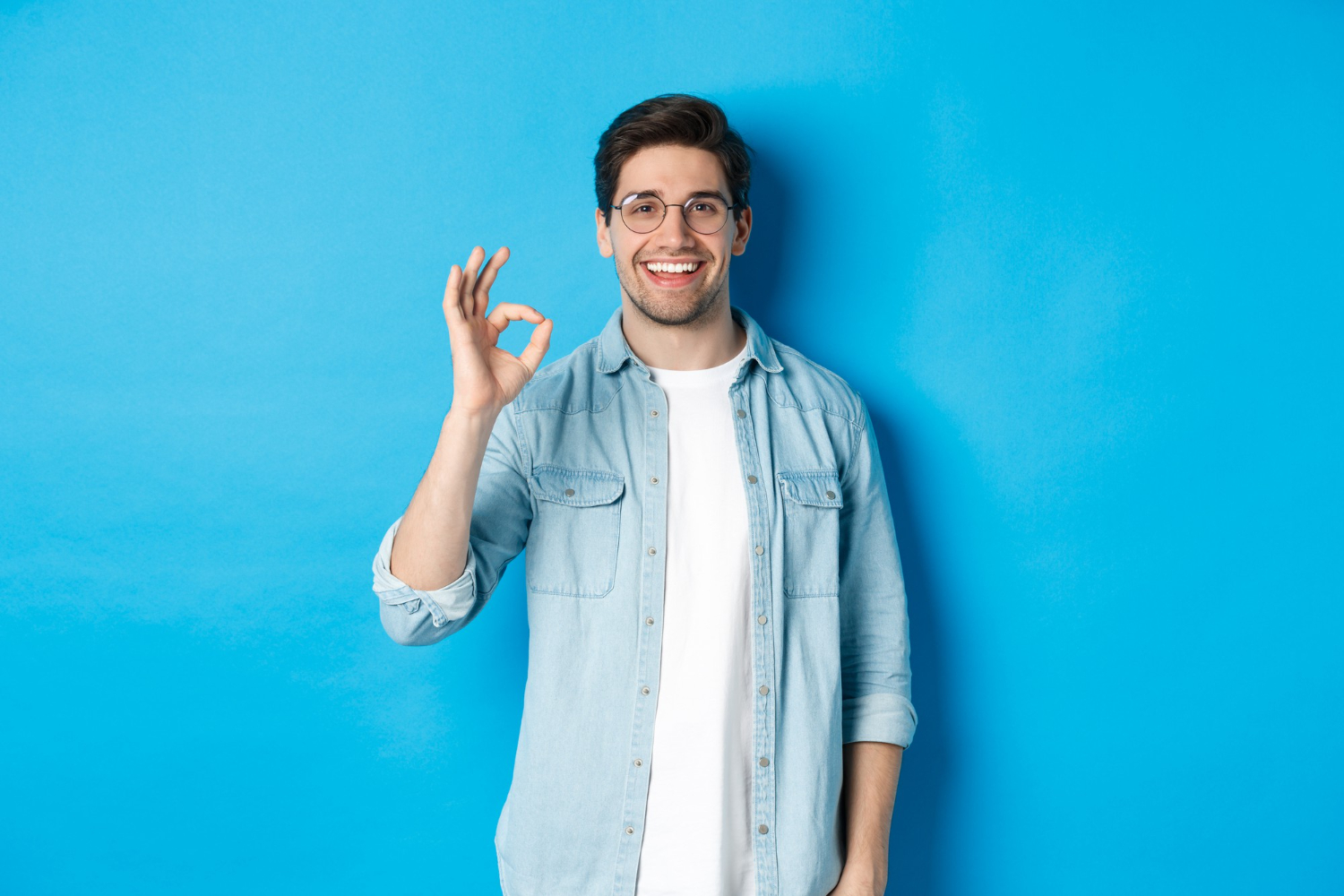 un homme avec des lunettes