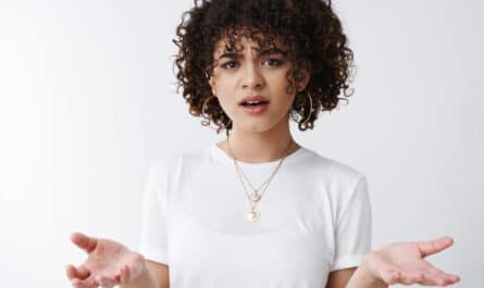 Femme indécise