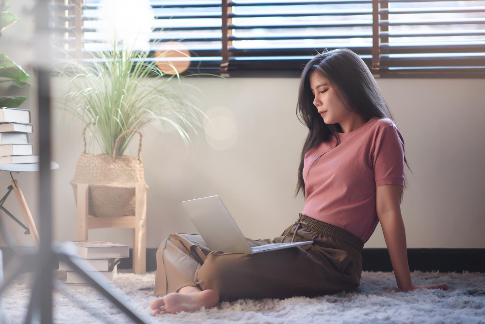 femme assise avec son pc