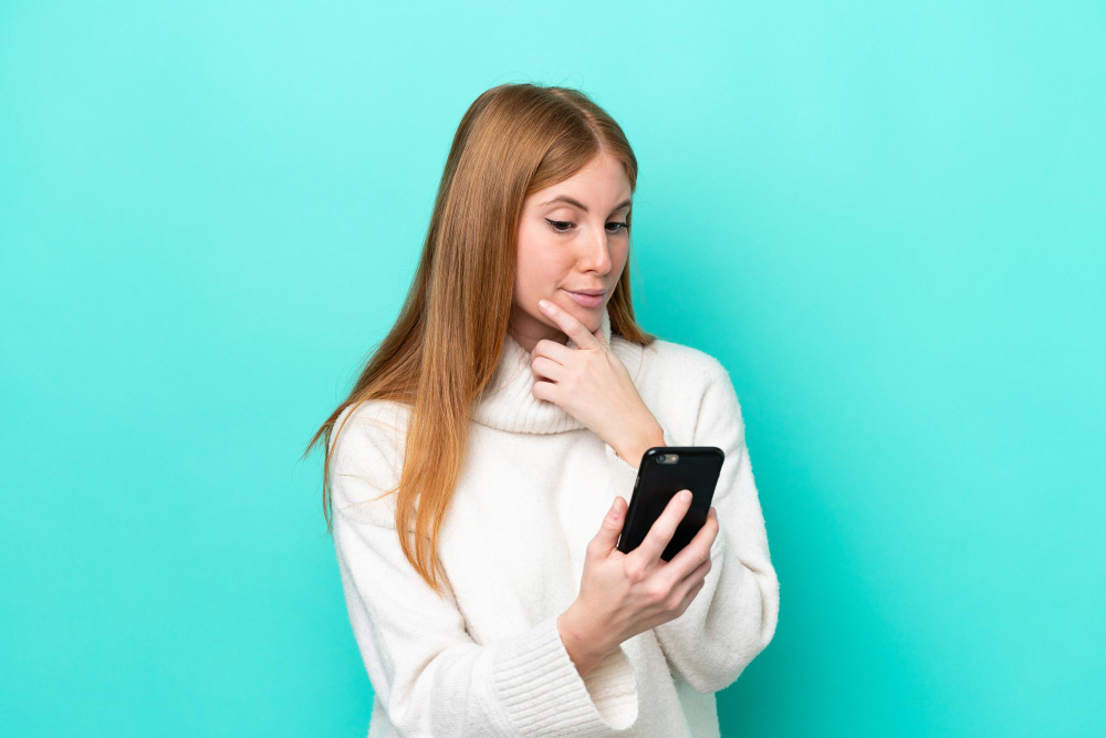 femme qui regarde son téléphone