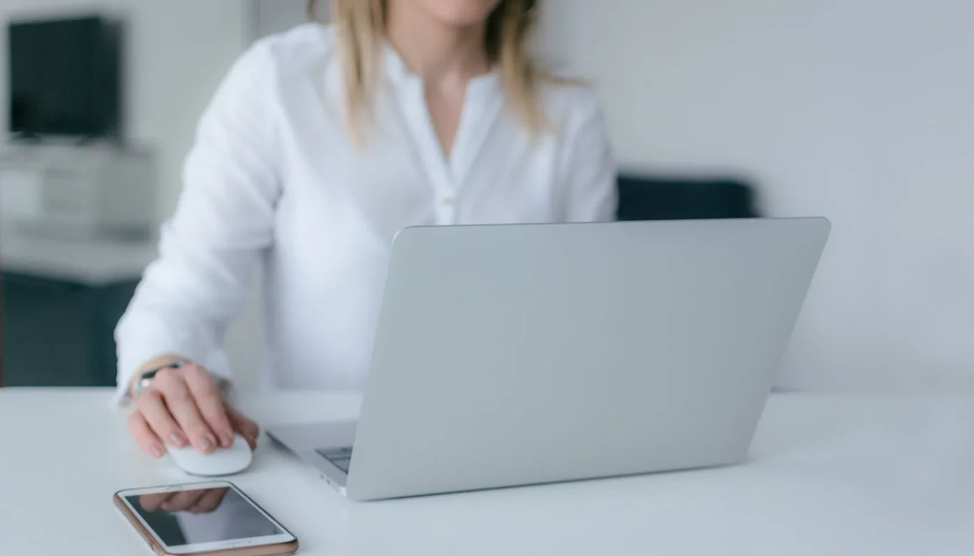 Femme sur un ordinateur portable