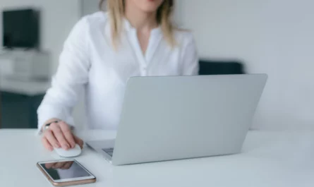 Femme sur un ordinateur portable
