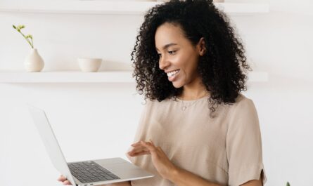 Femme sur ordinateur portable