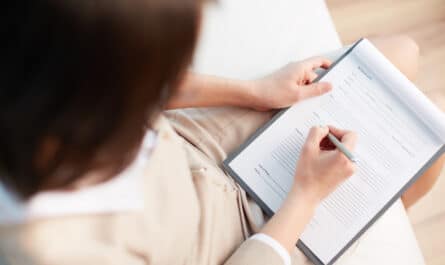 Femme remplissant un formulaire d'assurance