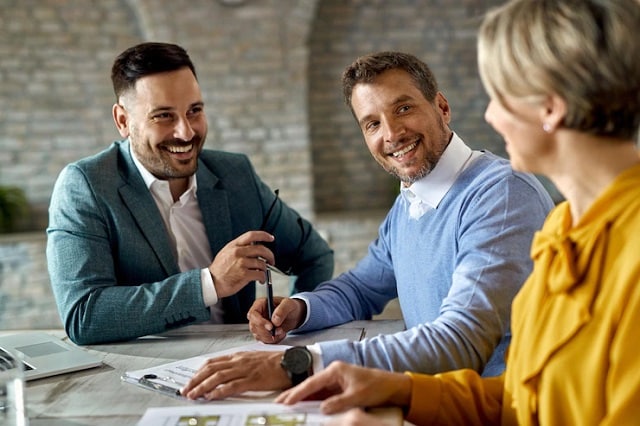 Directeur banque parlant avec du couple