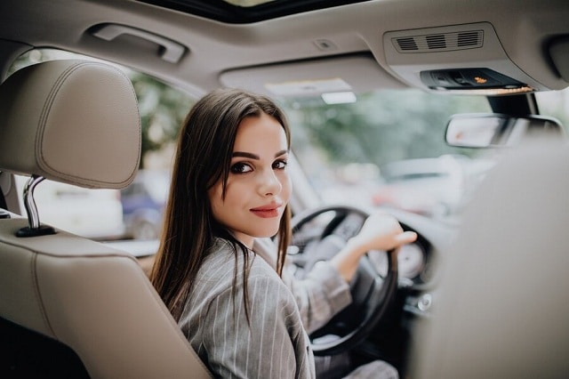 femme dans une voiture à l'intérieur