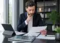 Conseillers financiers discutant de changement d’assurance de prêt immobilier