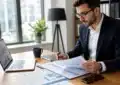 Contrat d'assurance prêt immobilier avec documents et calculatrice
