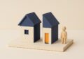 Maquette diorama d'une maison coupee en deux moities separables sur un socle, credit immobilier paye seul apres separation
