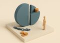 Diorama miniature d une part de SCPI coupee en deux, une chaine et des jetons figurant le credit