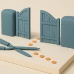 Maquette : un portail de jardin grand ouvert entre deux haies taillees, un secateur au premier plan et des jetons oranges qui franchissent le passage