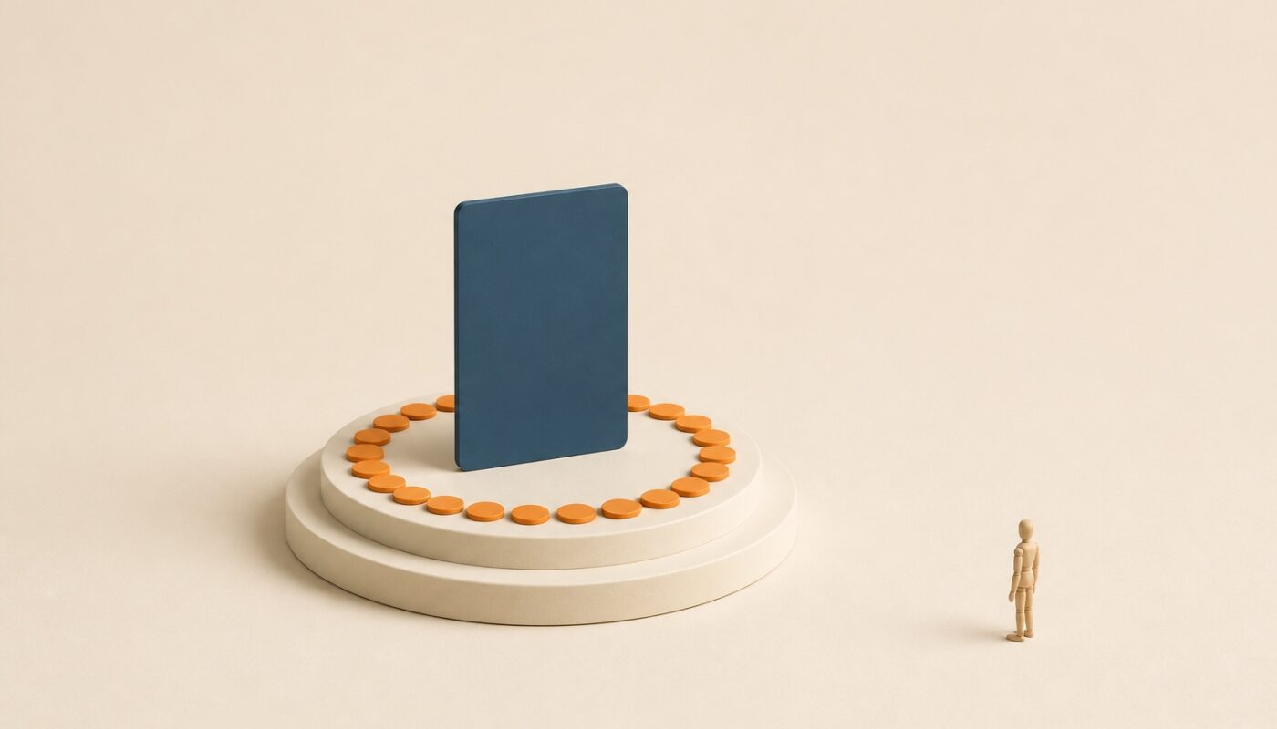 Diorama miniature : une carte de crédit bleu ardoise dressée sur un socle ivoire entourée d'un anneau de jetons orange, un mannequin de bois la regarde